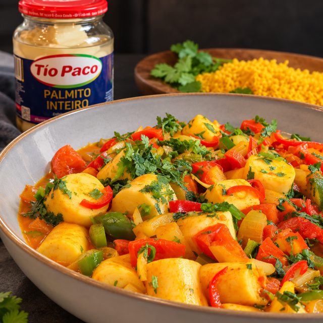 MOQUECA DE PALMITO PUPUNHA E FAROFA DE DENDÊ